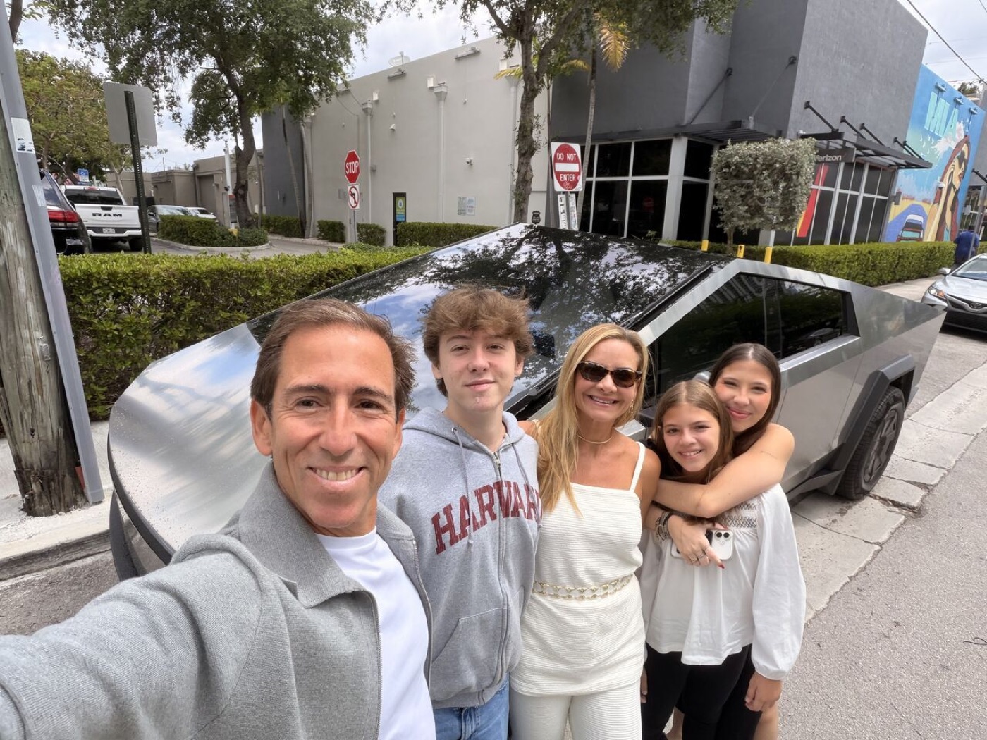 Selfie da família com o Tesla Cybertruck.